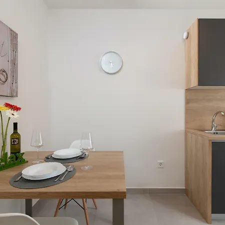 Anja Apartman *